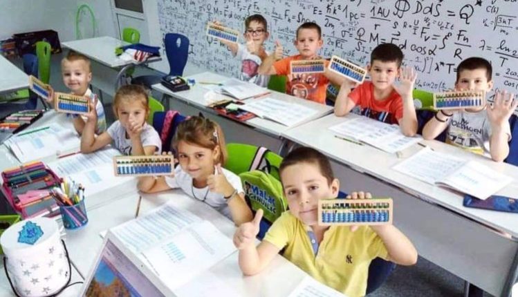 Kind traint mentale aritmetica met een abacus voor betere concentratie.